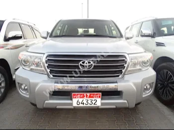 سيارات للبيع تويوتا  لاند كروزر  في اكس ار  180,000  فضي  اس يو في  اتوماتك  دفع رباعي  جلد  2013  8  نعم  بنزين