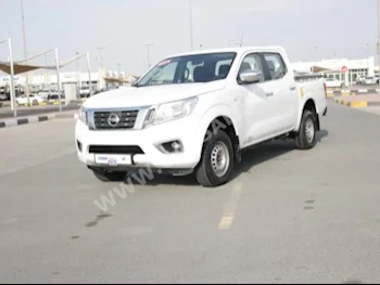 سيارات للبيع نيسان نافارا 137,000 أبيض بيكب عادي دفع رباعي مخمل 2016 4 كلا بنزين