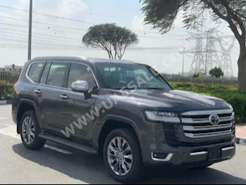 سيارات للبيع تويوتا  لاند كروزر  في اكس ار  0  رمادي وفضي  اس يو في  اتوماتك  دفع رباعي  جلد/شامواه  2022  6  نعم  بنزين