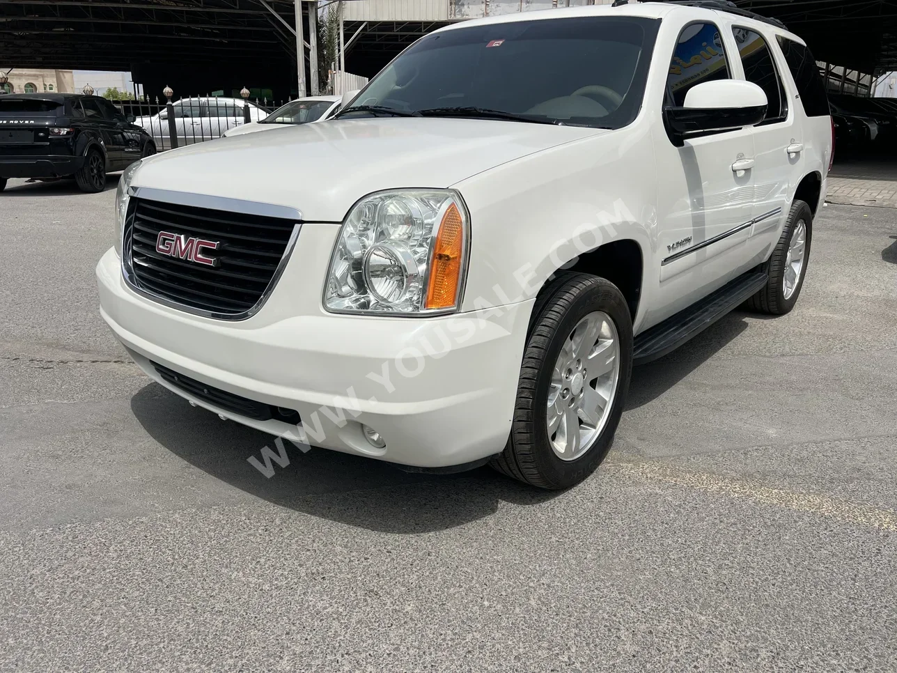 GMC Yukon 2014 Automatic 280,000 Km 8 Cylinder AWD SUV White