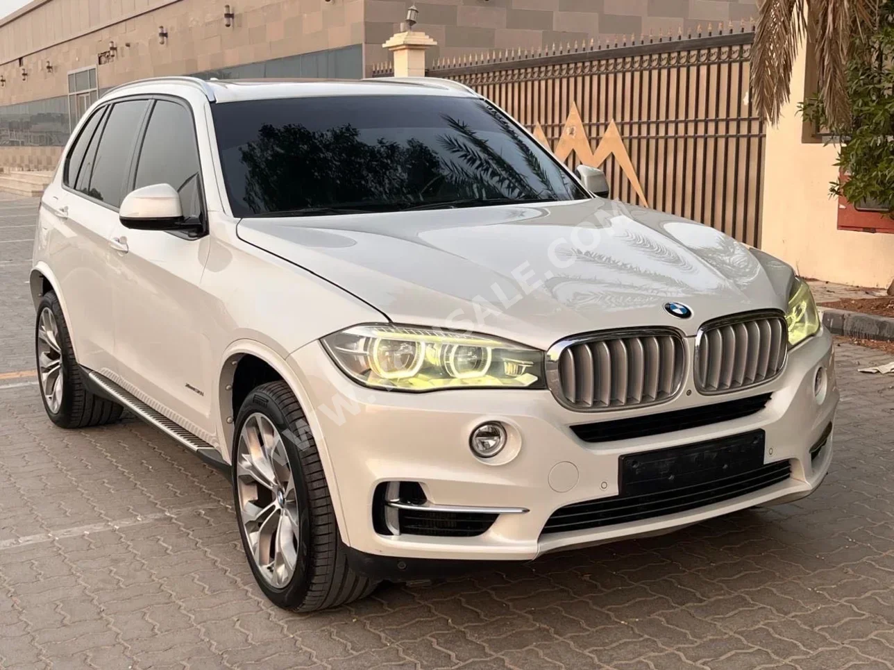 BMW 5-Series 550i 2016 Automatic 165,000 Km 8 Cylinder 4WD SUV Pearl