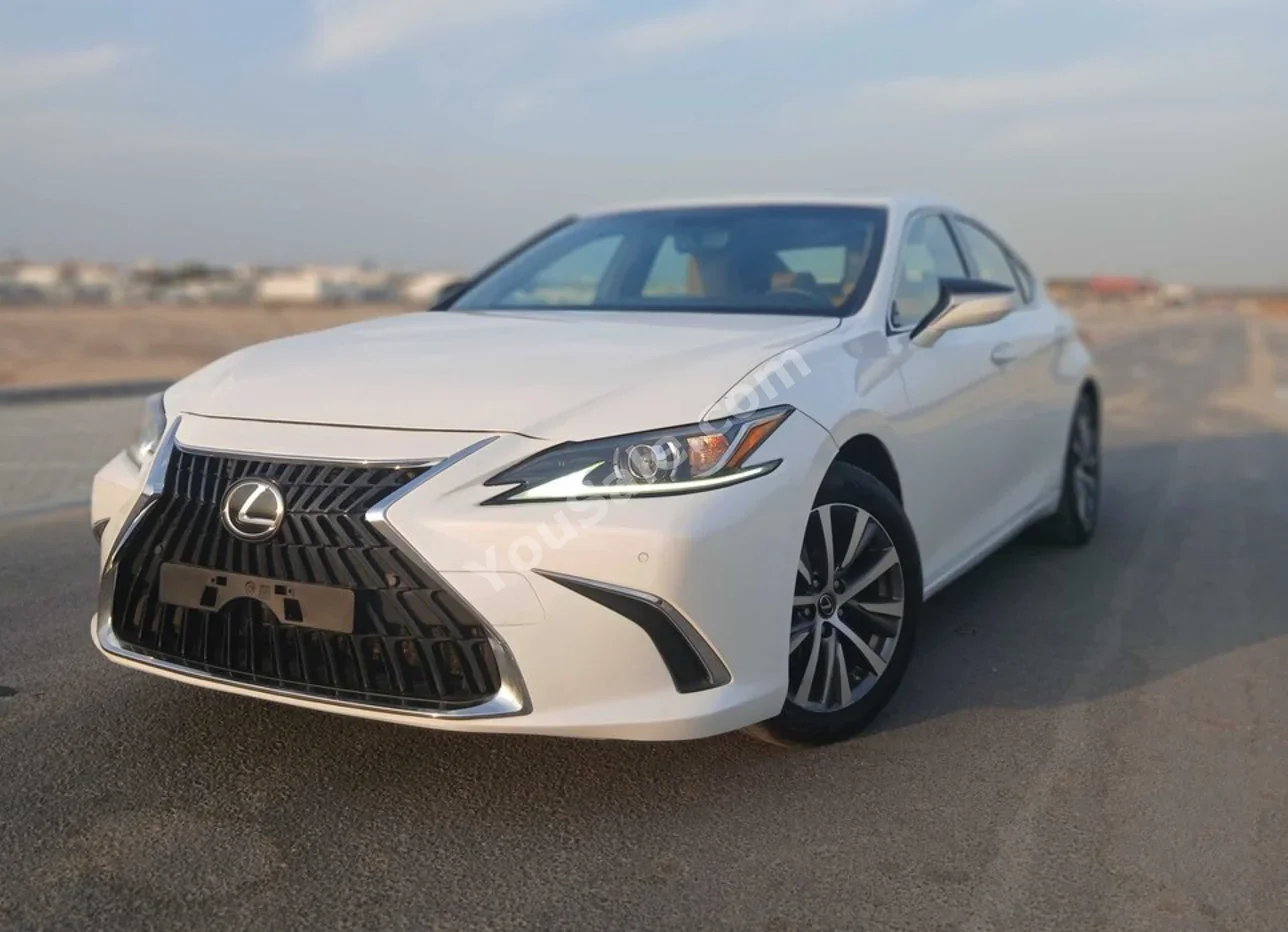 Lexus ES 300 2019 Automatic 115,000 Km 4 Cylinder 4WD Sedan White