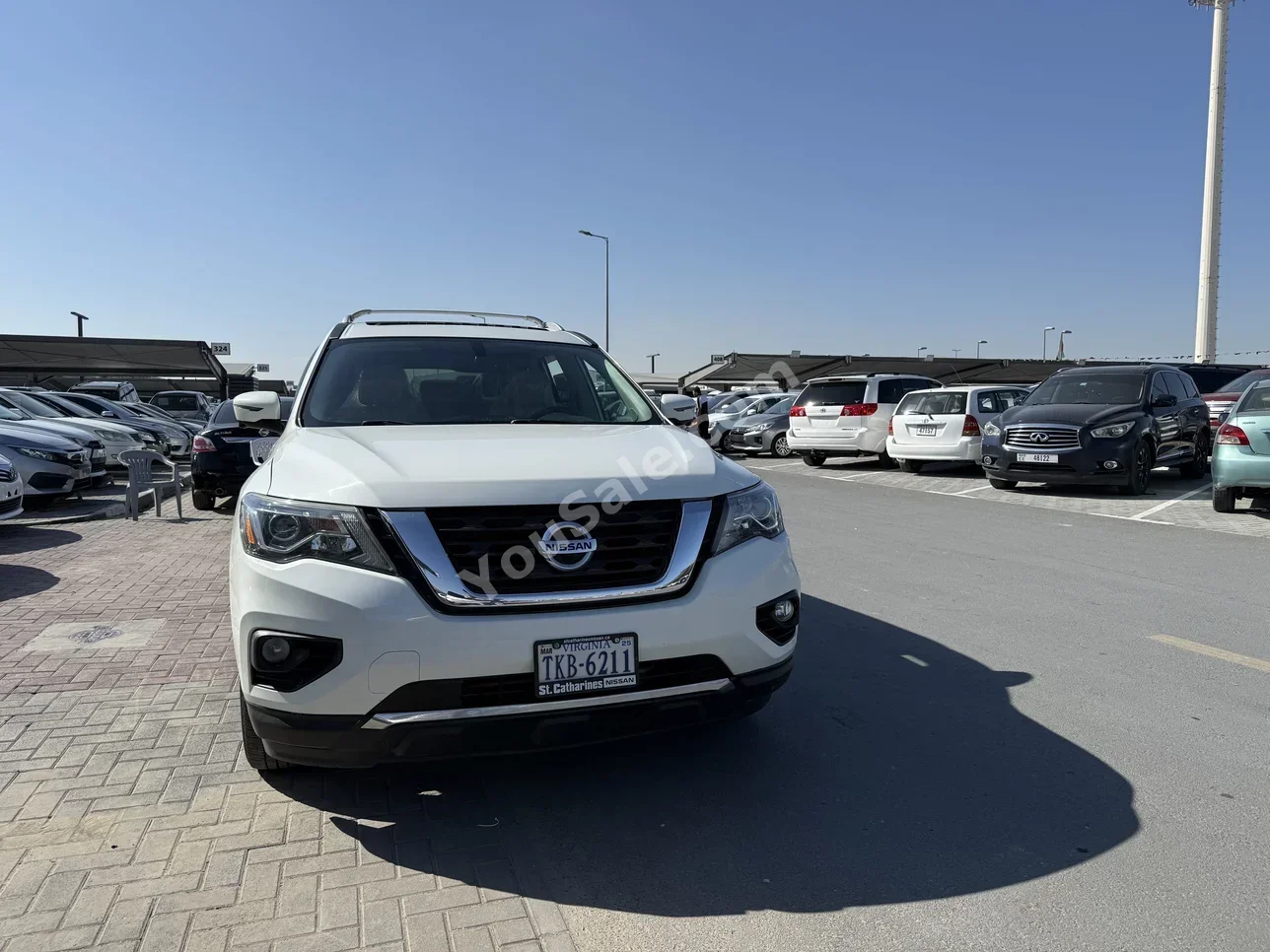 Nissan  Pathfinder  Platinum  2017  Automatic  135,000 Km  6 Cylinder  4WD  Sedan  White Matte  With Warranty